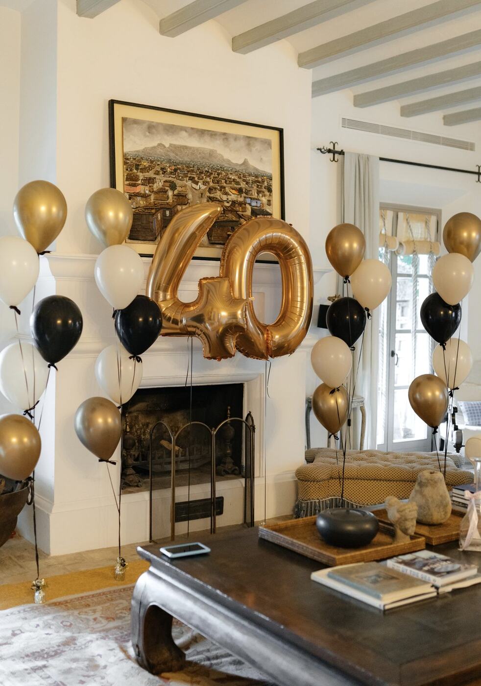 Gold number 40 helium balloon with black and gold balloon bunches, indoor birthday decoration Marbella